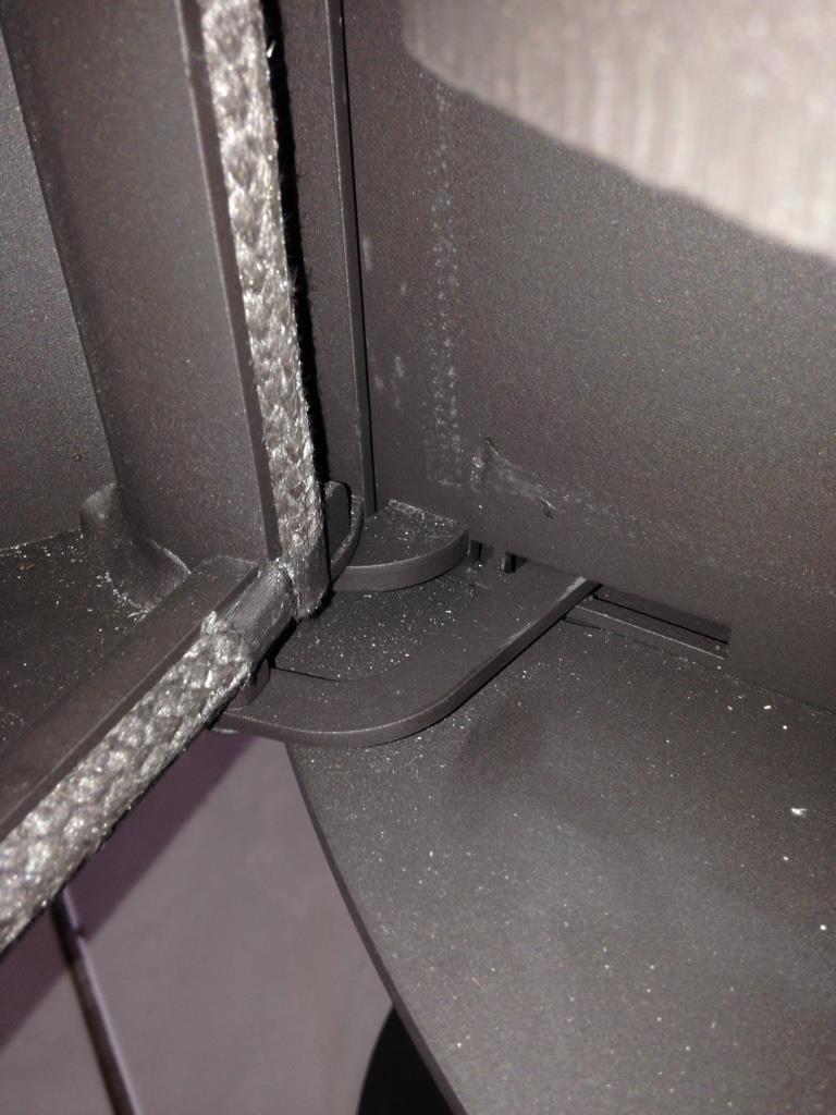 Système de verrouillage de porte de la gamme ROMOTOP : Le poêle à bois Evora